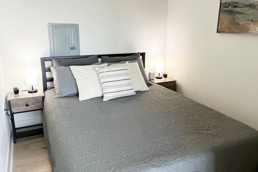 Studio Apartment, Queen Bed, Wifi, Kitchen, Washer & Dryer In シャーロット エクステリア 写真